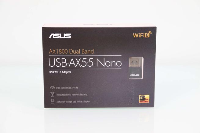 Frontal de la caja del adaptador WiFi 6 ASUS USB-AX55 Nano