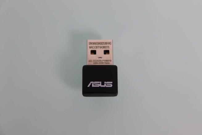 Frontal del adaptador WiFi 6 ASUS USB-AX55 Nano
