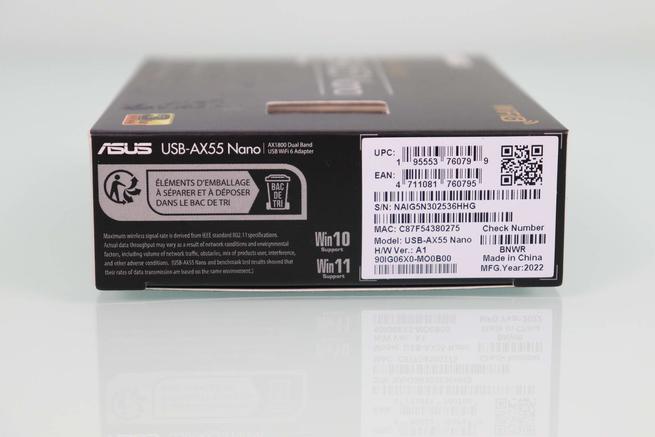Lateral derecho de la caja del adaptador WiFi 6 ASUS USB-AX55 Nano en detalle