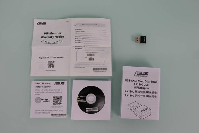 Contenido de la caja del adaptador WiFi 6 ASUS USB-AX55 Nano en detalle