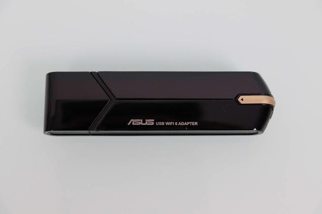 Frontal del adaptador WiFi 6 ASUS USB-AX56 con las antenas desplegables
