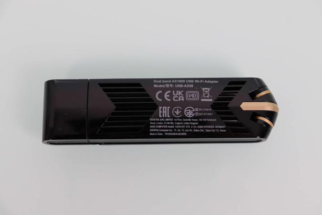 Trasera del adaptador WiFi 6 ASUS USB-AX56 en detalle