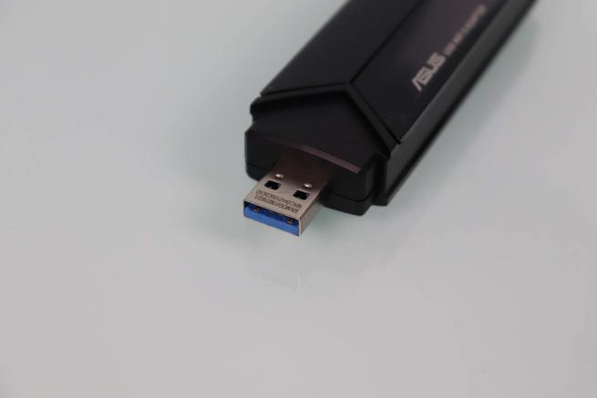 Puerto USB 3.0 del adaptador WiFi 6 ASUS USB-AX56 en detalle