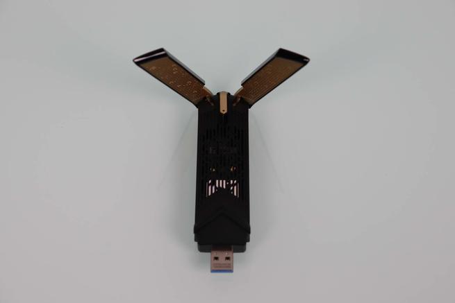 Adaptador WiFi 6 ASUS USB-AX56 con las antenas desplegadas