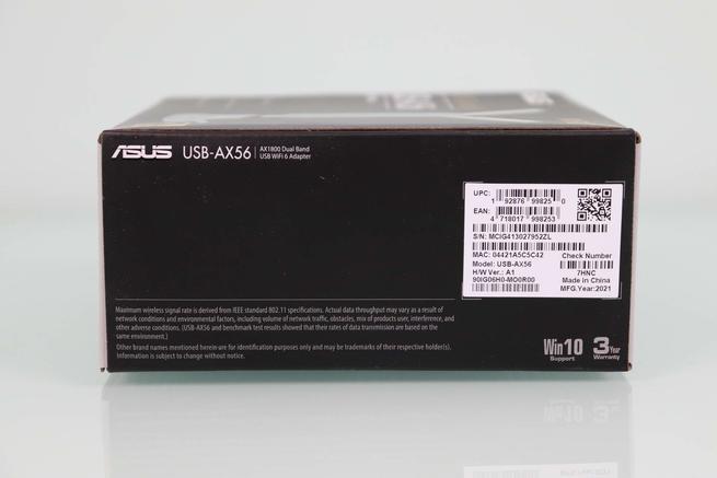 Lateral derecho de la caja del adaptador WiFi 6 ASUS USB-AX56