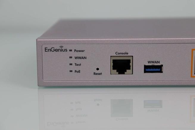 Frontal del gateway de seguridad EnGenius ESG510 con LEDs de estado, puerto de consola y USB para WWAN