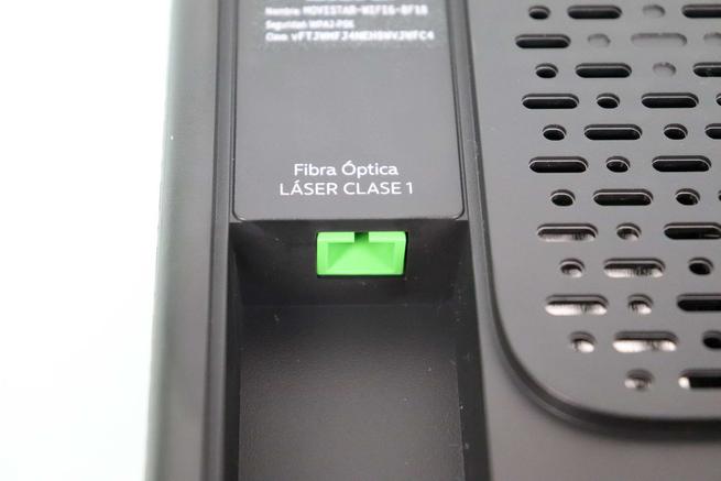 Puerto GPON de fibra del router Movistar Router Smart WiFi 6 en detalle