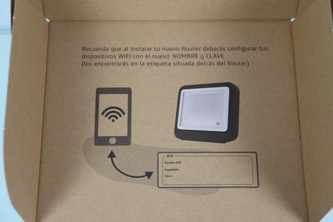 Interior de la caja con recomendación para configurar el WiFi en el Movistar Router Smart WiFi 6