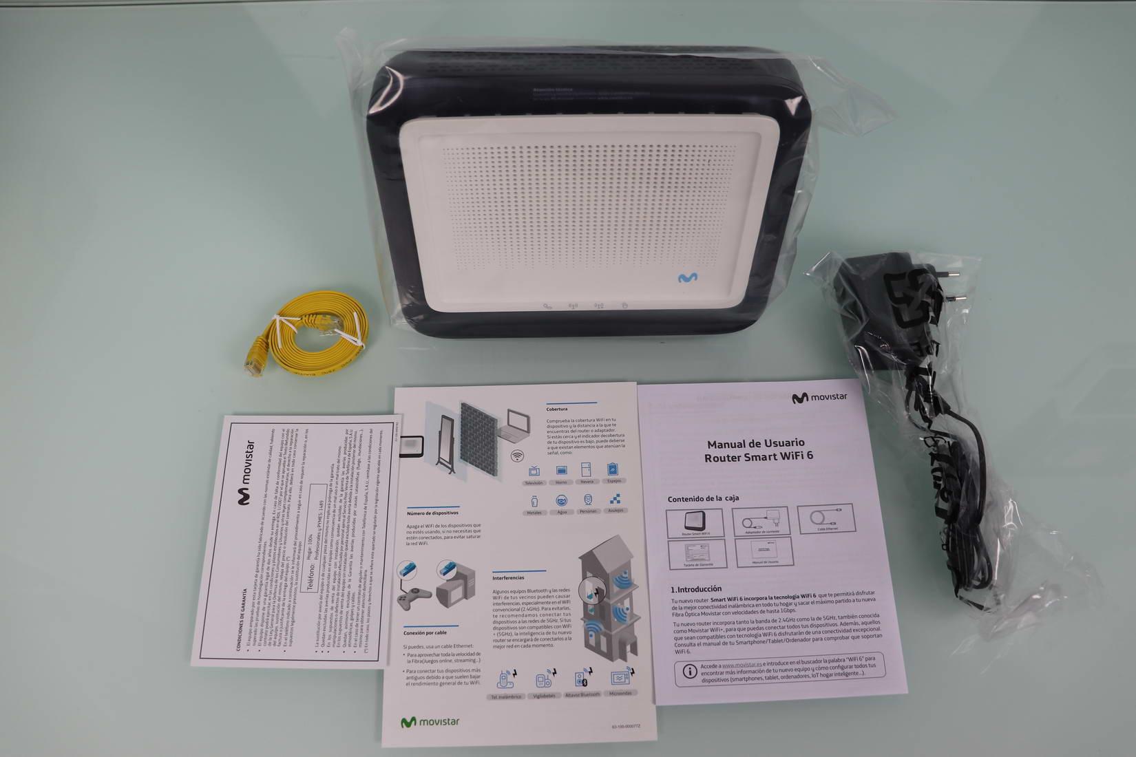 Contenido de la caja del Movistar Router Smart WiFi 6 con documentación y accesorios