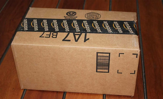 Caja de envío de Amazon con el precinto de seguridad Prime