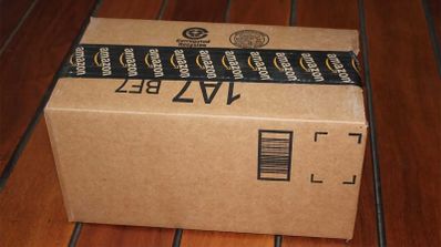 Caja de envío de Amazon con el precinto de seguridad Prime