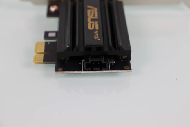 Puerto USB de la tarjeta WiFi ASUS PCE-AXE59BT para el Bluetooth 5.2