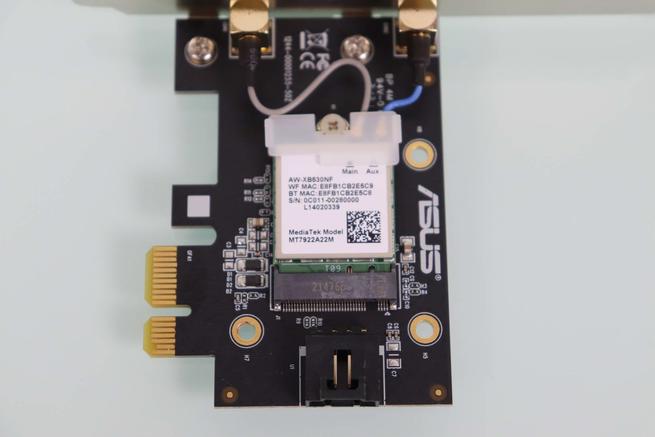 Frontal de la tarjeta WiFi ASUS PCE-AXE59BT con el chipset MediaTek