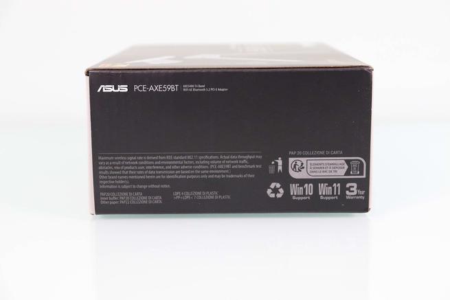 Lateral derecho de la caja de la tarjeta WiFi PCIe ASUS PCE-AXE59BT en detalle