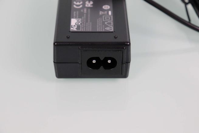 Conector del adaptador de corriente del router ASUS RT-AX88U Pro en detalle