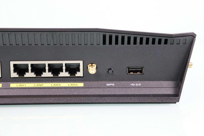 Trasera del router ASUS RT-AX88U Pro con puertos 1G Ethernet y USB