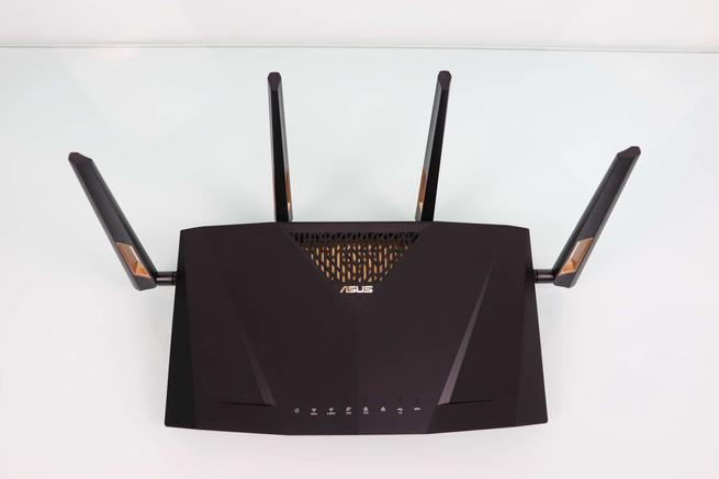 Conoce el router ASUS RT-AX88U Pro en todo su esplendor con las antenas montadas