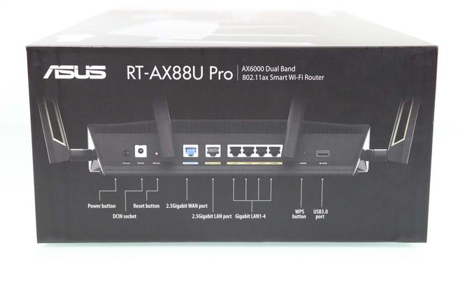 Lateral derecho de la caja del router ASUS RT-AX88U Pro en detalle