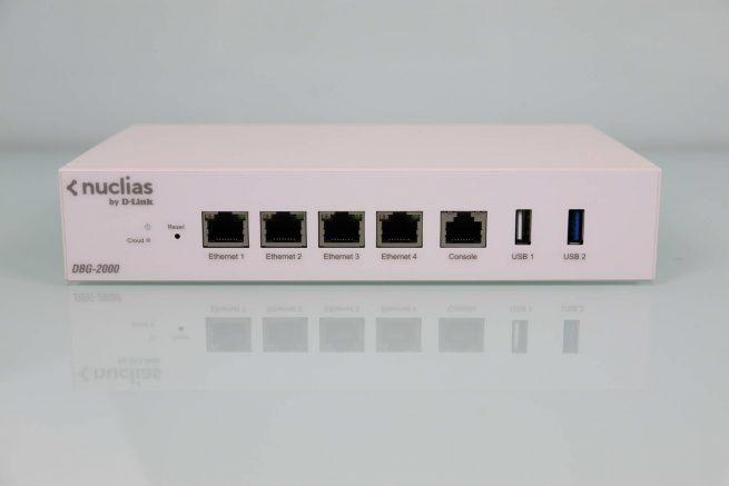 Frontal del D-Link DBG-2000 con los puertos Gigabit Ethernet, consola y USB del D-Link DBG-2000
