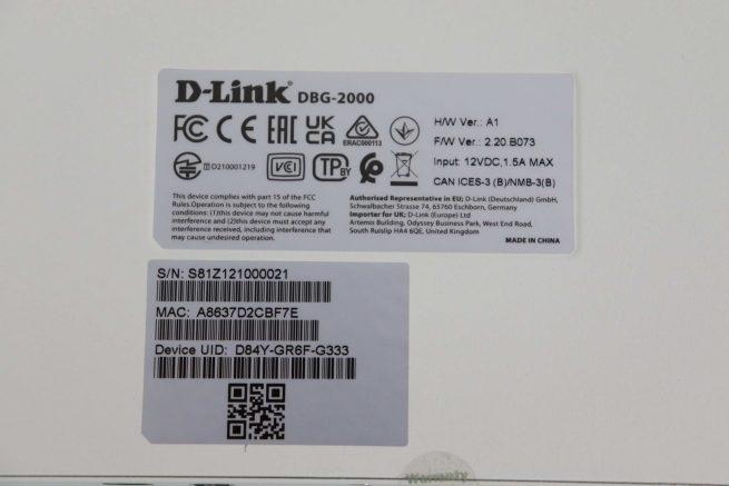 Pegatina del D-Link DBG-2000 con el modelo, UID del dispositivo y otra información importante
