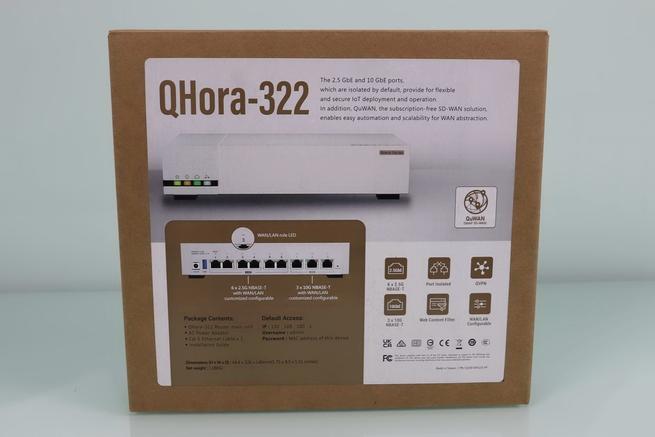Frontal de la caja del router profesional QNAP QHora-322 en detalle