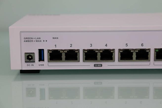 Puerto USB y puertos 2.5G Multigigabit del router QNAP QHora-322 en detalle