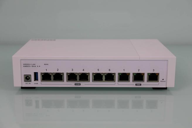 Trasera del router QNAP QHora-322 con todos los puertos Ethernet disponibles