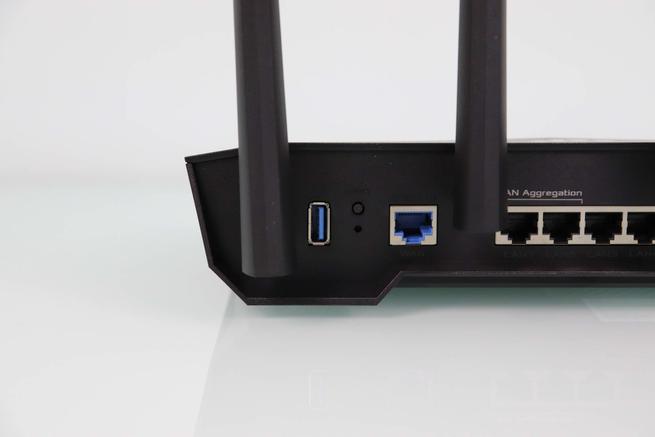 Puerto USB 3.0, botones WPS y reset, y puerto 2.5G Multigigabit para WAN del router ASUS TUF-AX4200