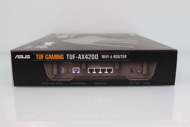 Lateral derecho de la caja del router gaming ASUS TUF-AX4200 en detalle