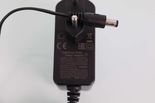 Transformador de corriente del router ASUS RT-AX59U en detalle