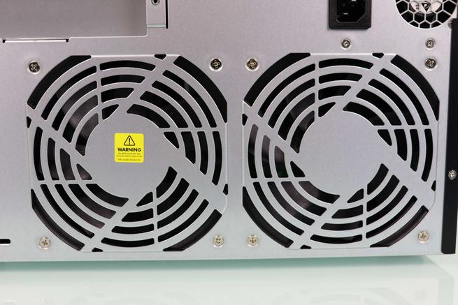 Ventiladores de la caja de expansión QNAP TL-D800C para refrigerar los discos