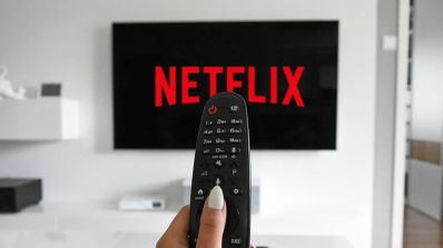 pantalla con Netflix y un mando a distancia apuntando a la tele