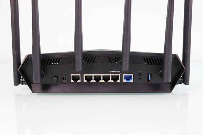 Trasera del router ASUS TUF-AX6000 con todos los puertos 2.5G y Gigabit Ethernet