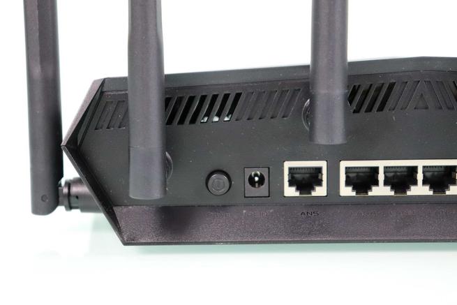 Detalle del botón de encendido, alimentación y puerto 2.5G para LAN del router ASUS TUF-AX6000