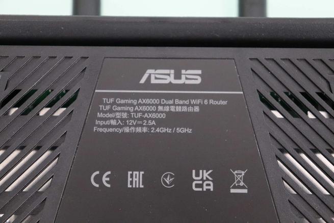 Vista de la pegatina del router gaming ASUS TUF-AX6000 en detalle