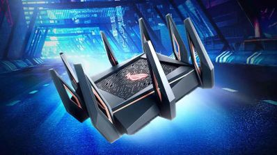 Router gaming ASUS con antenas externas en un fondo azul eléctrico.