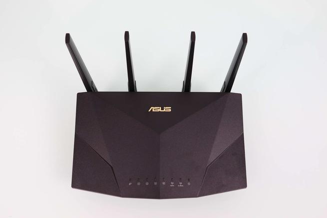 Vista frontal del router ASUS RT-AX5400 en detalle