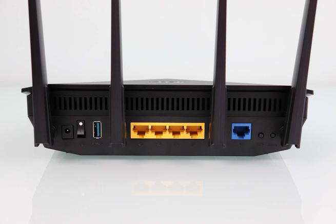 Vista trasera del router WiFi 6 ASUS RT-AX5400 en detalle con los puertos y botones