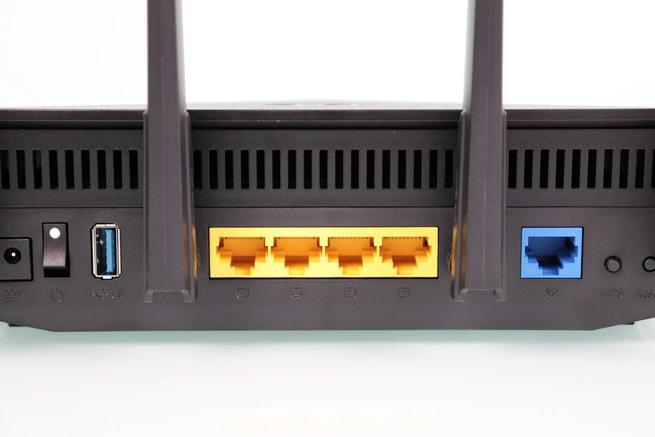 Vista de los puertos Gigabit Ethernet para LAN del router ASUS RT-AX5400