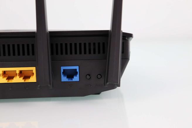 Vista del puerto Gigabit WAN, botón WPS y RESET del router ASUS RT-AX5400