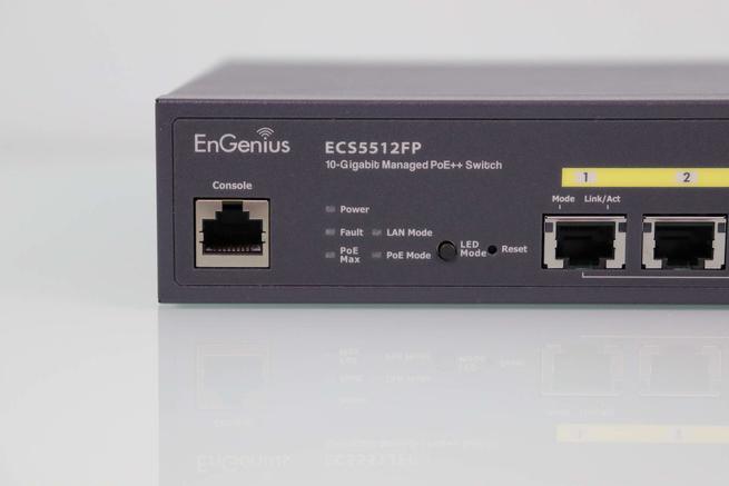Vista del puerto de consola y LEDs de estado del switch gestionable EnGenius ECS5512FP