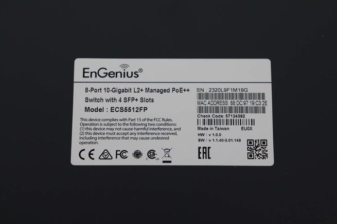Vista de la pegatina del switch gestionable EnGenius ECS5512FP con el modelo, número de serie y más