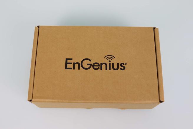 Vista frontal de la caja del switch gestionable EnGenius EWS2910-FIT en detalle