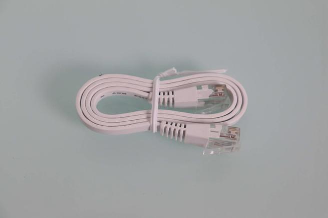Vista del cable de red Ethernet EnGenius FitCon100 en detalle