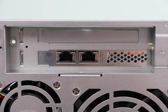 Vista de los dos puertos 10GBASE-T Multigigabit de la tarjeta QNAP instalada en el QNAP TVS-h674