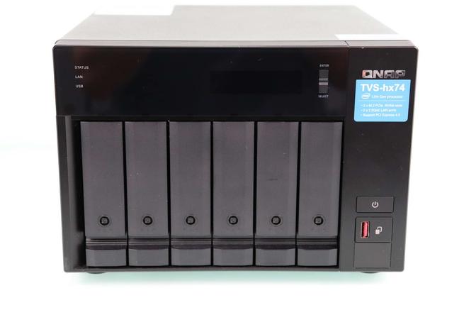Vista frontal del servidor NAS QNAP TVS-h674 con las bahías para discos duros