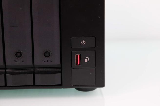 Vista del puerto USB 3.2 Gen 2 a 10Gbps tipo A frontal con el botón de copia en el QNAP TVS-h674