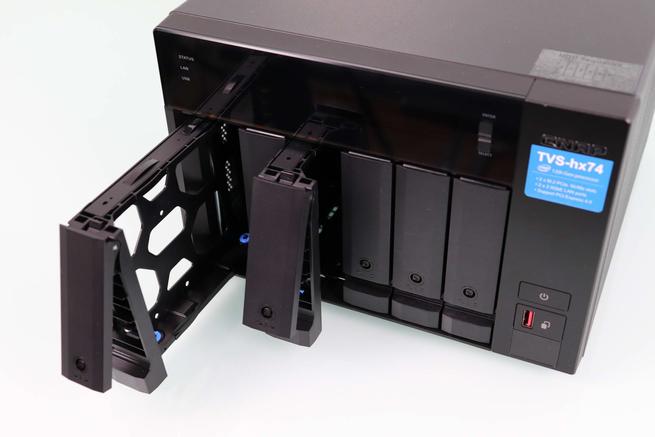 Bahías para discos duros del NAS QNAP TVS-h674 en detalle