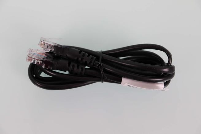 Vista del cable de red Ethernet del router ASUS RT-AX57