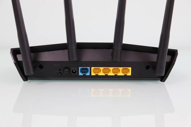 Vista trasera del router WiFi ASUS RT-AX57 en detalle